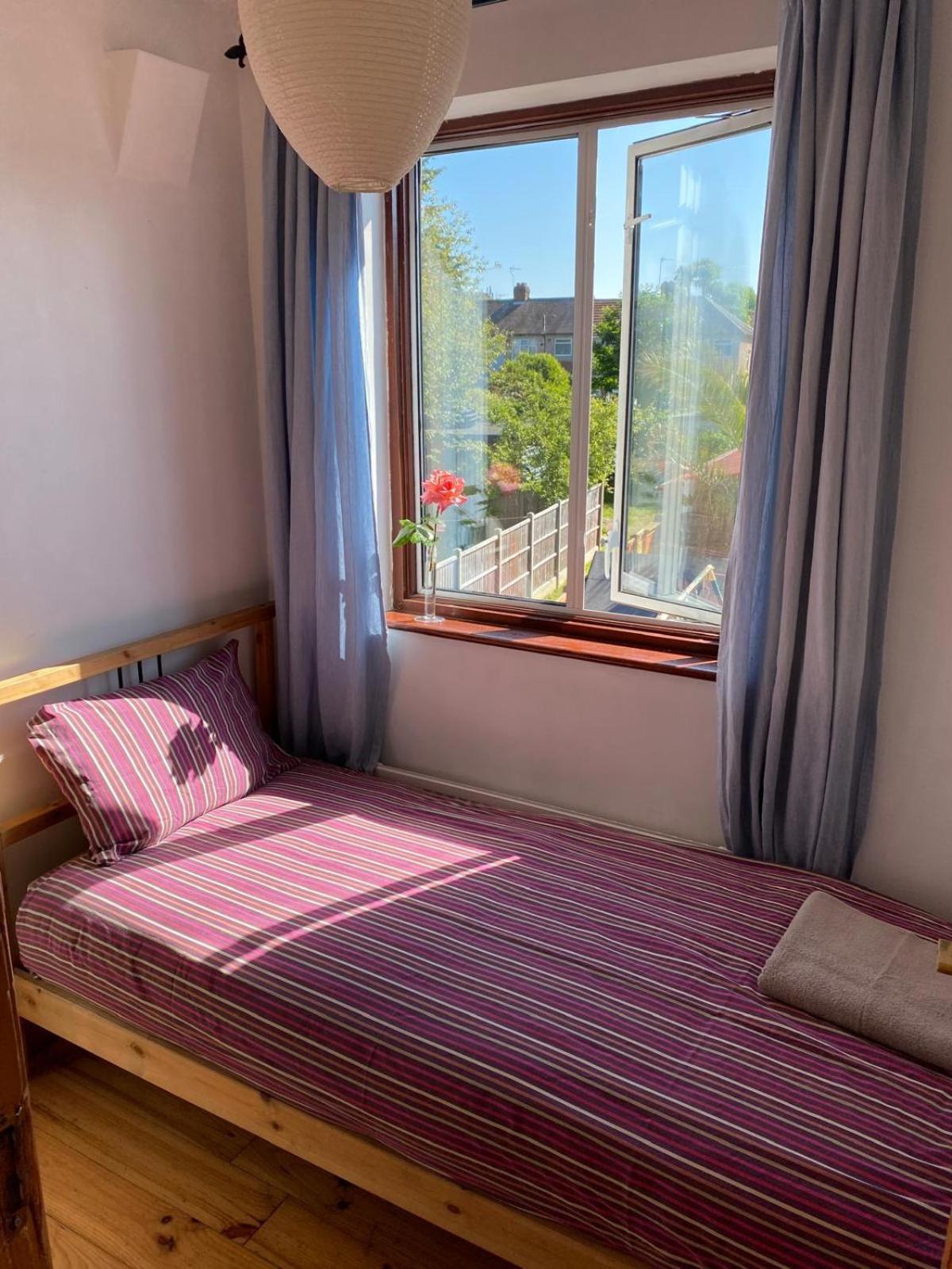 Lovely Rooms In West London Northolt  Eksteriør billede